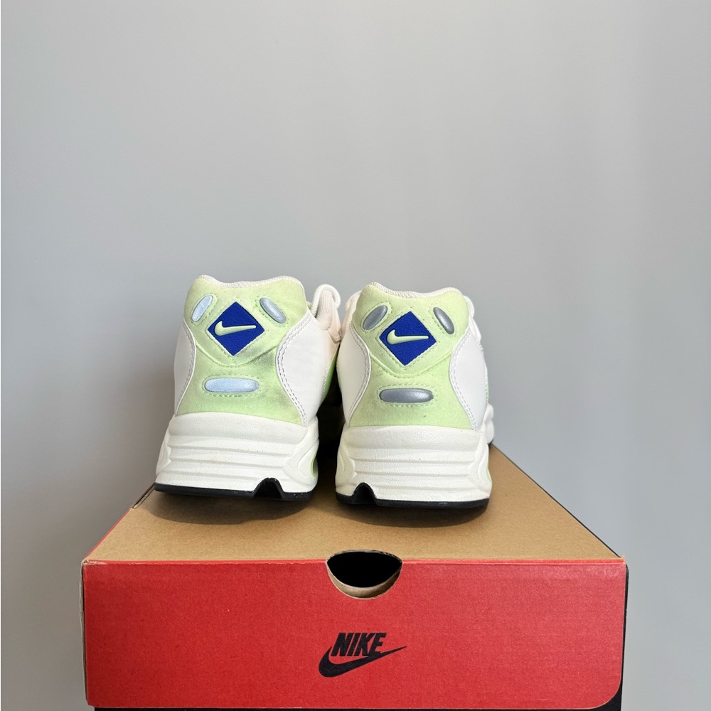 Men’s Nike Air Max Triax running shoes. - Picture 3 of 8